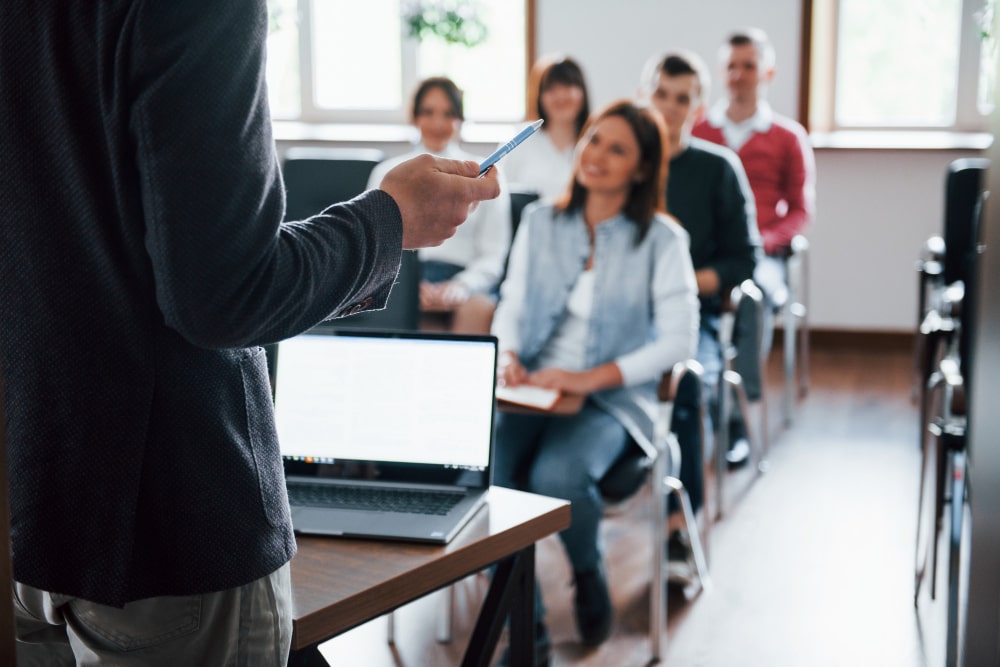 étudiants assis derrière leur bureau