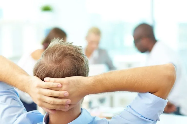 Personne détendue en réunion professionnelle.