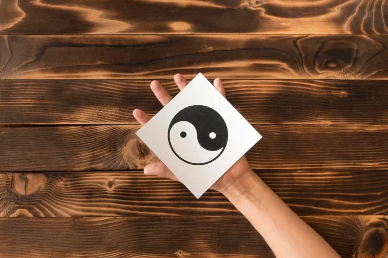 Main tenant un symbole yin-yang