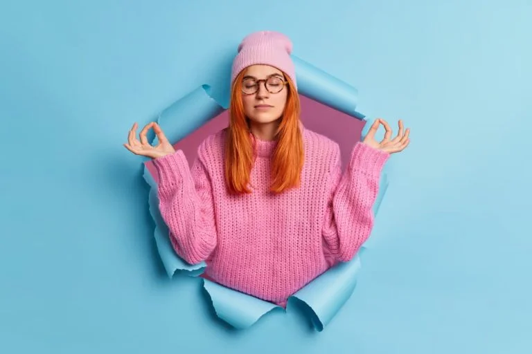 Femme méditant à travers un trou.